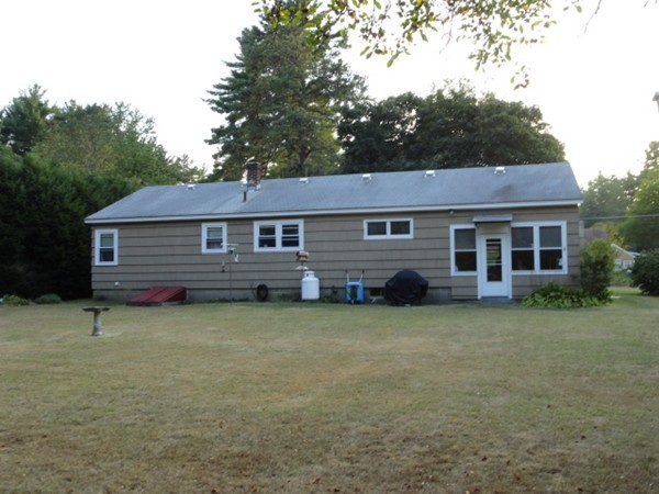 24 Warren Road Townsend, MA 01469 - Photo 2 of 15 a front view of a house with a garden