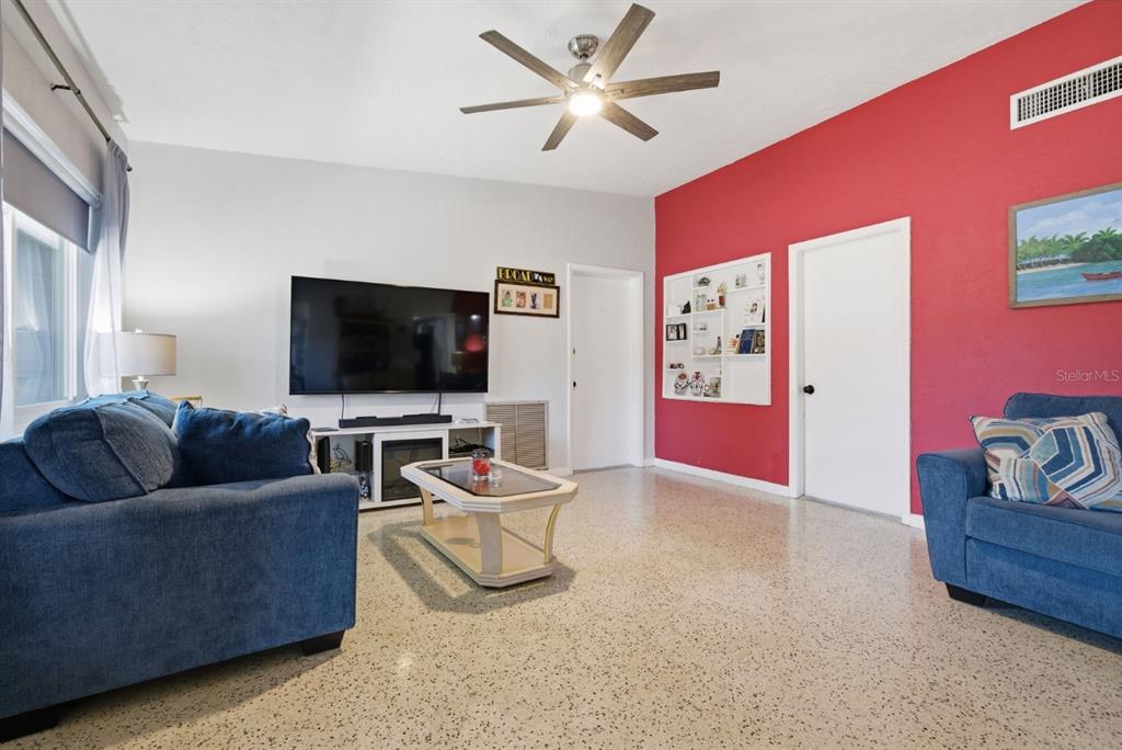 5126 104th Street North St. Petersburg, FL 33708 - Photo 4 of 37