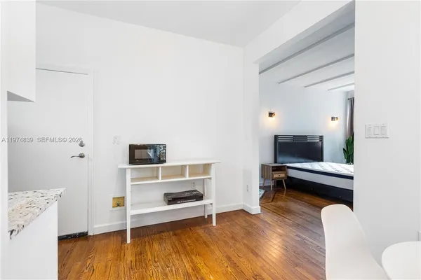 $2,200 | 439 15th Street, Unit 15, Miami Beach, FL 33139