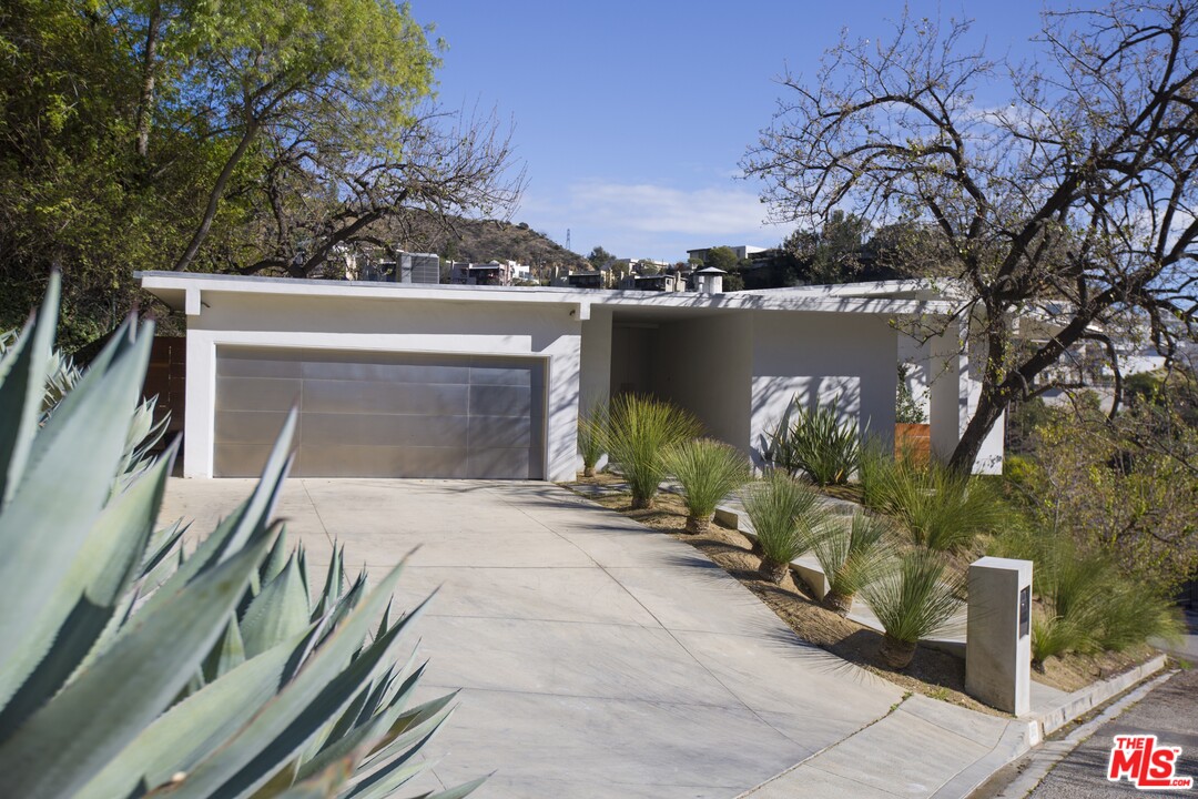 1862 Rising Glen Road Los Angeles, CA 90069 - Photo 2 of 26