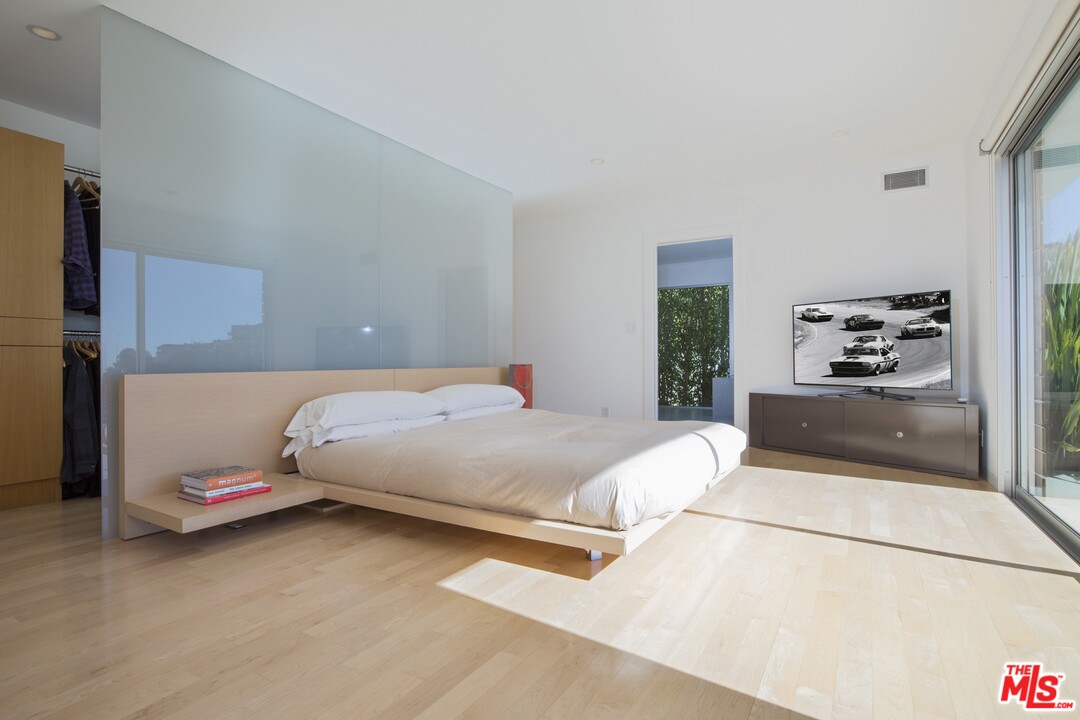 1862 Rising Glen Road Los Angeles, CA 90069 - Photo 15 of 26