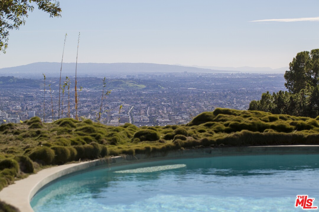 1862 Rising Glen Road Los Angeles, CA 90069 - Photo 20 of 26