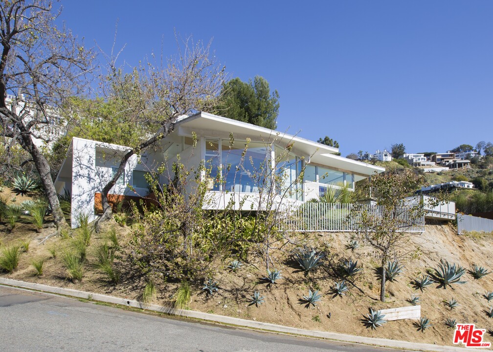 1862 Rising Glen Road Los Angeles, CA 90069 - Photo 3 of 26