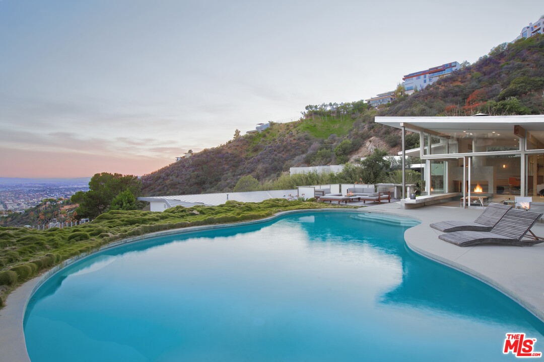 1862 Rising Glen Road Los Angeles, CA 90069 - Photo 22 of 26