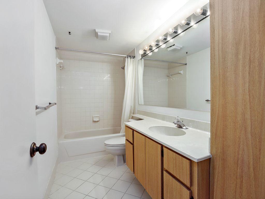 1104 11th Court Jupiter, FL 33477 - Photo 11 of 18 Guest bathroom