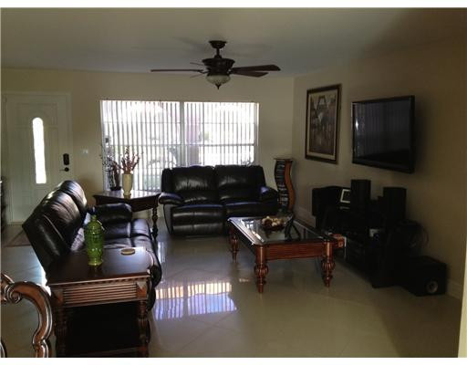 22324 Southwest 66th Avenue Boca Raton, FL 33428 - Photo 3 of 17 Living Room