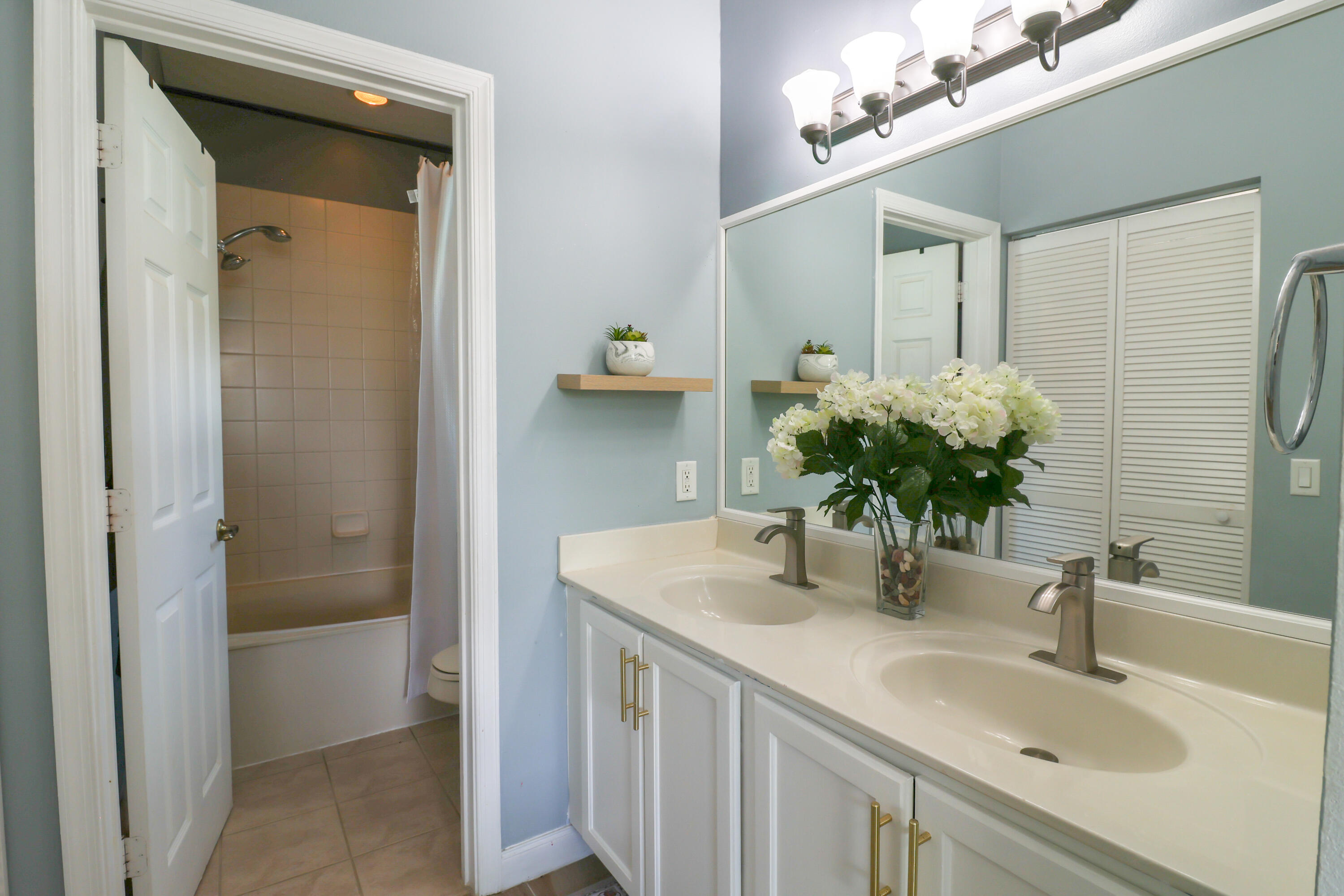 3133 Laurel Ridge Circle Riviera Beach, FL 33404 - Photo 11 of 27 Primary Bath