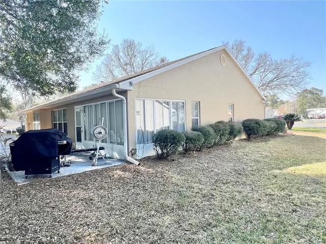 a view of backyard of the house