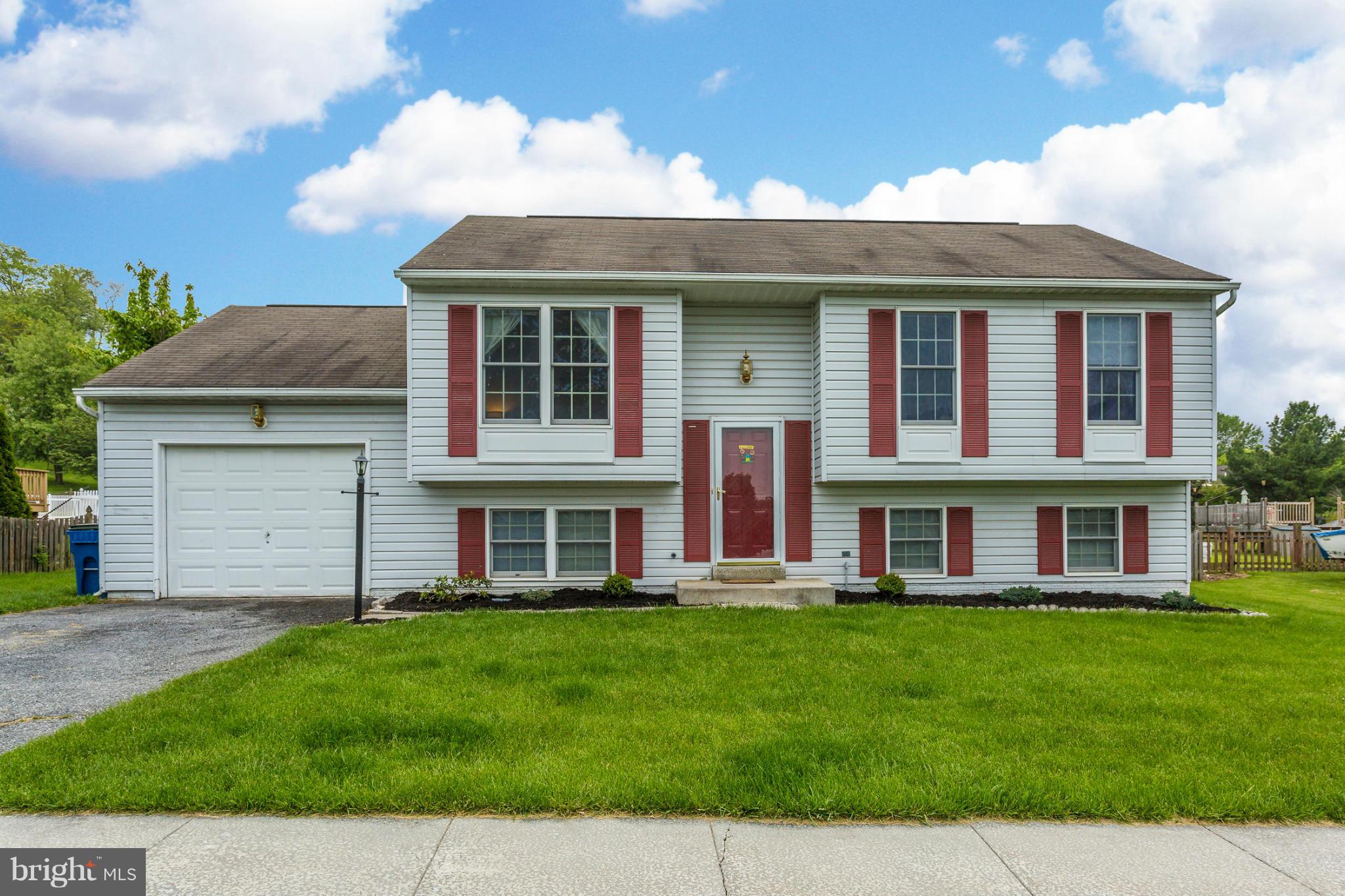 Presenting 121 Sherris Way