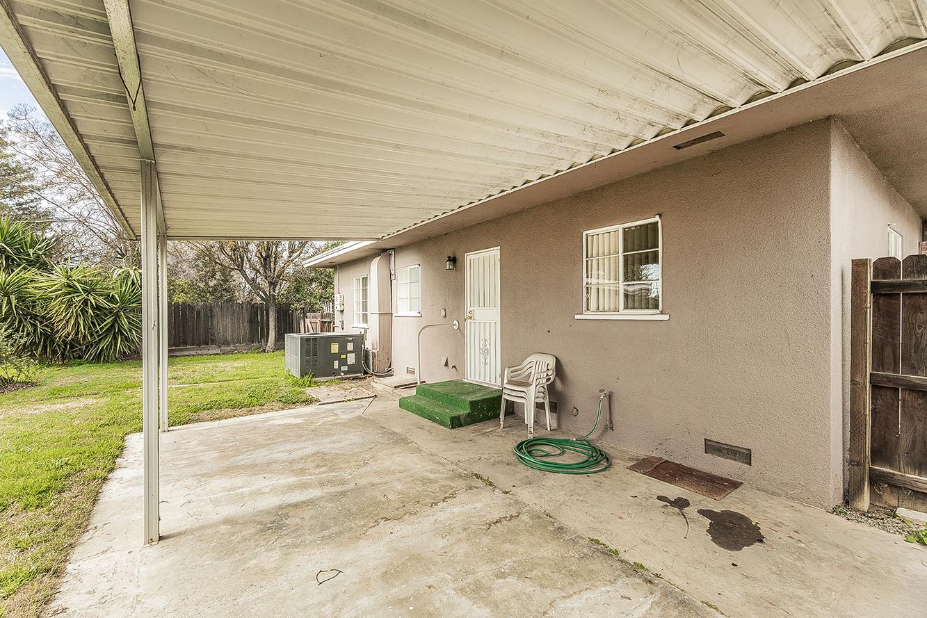 795 West Palm Avenue Reedley, CA 93654 - Photo 19 of 28 a front view of a house with garden