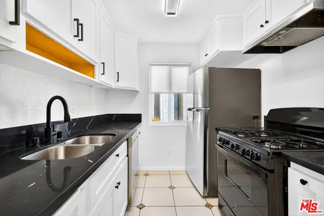 $3,000 | 5252 Coldwater Canyon Avenue, Unit 111, Van Nuys, CA 91401