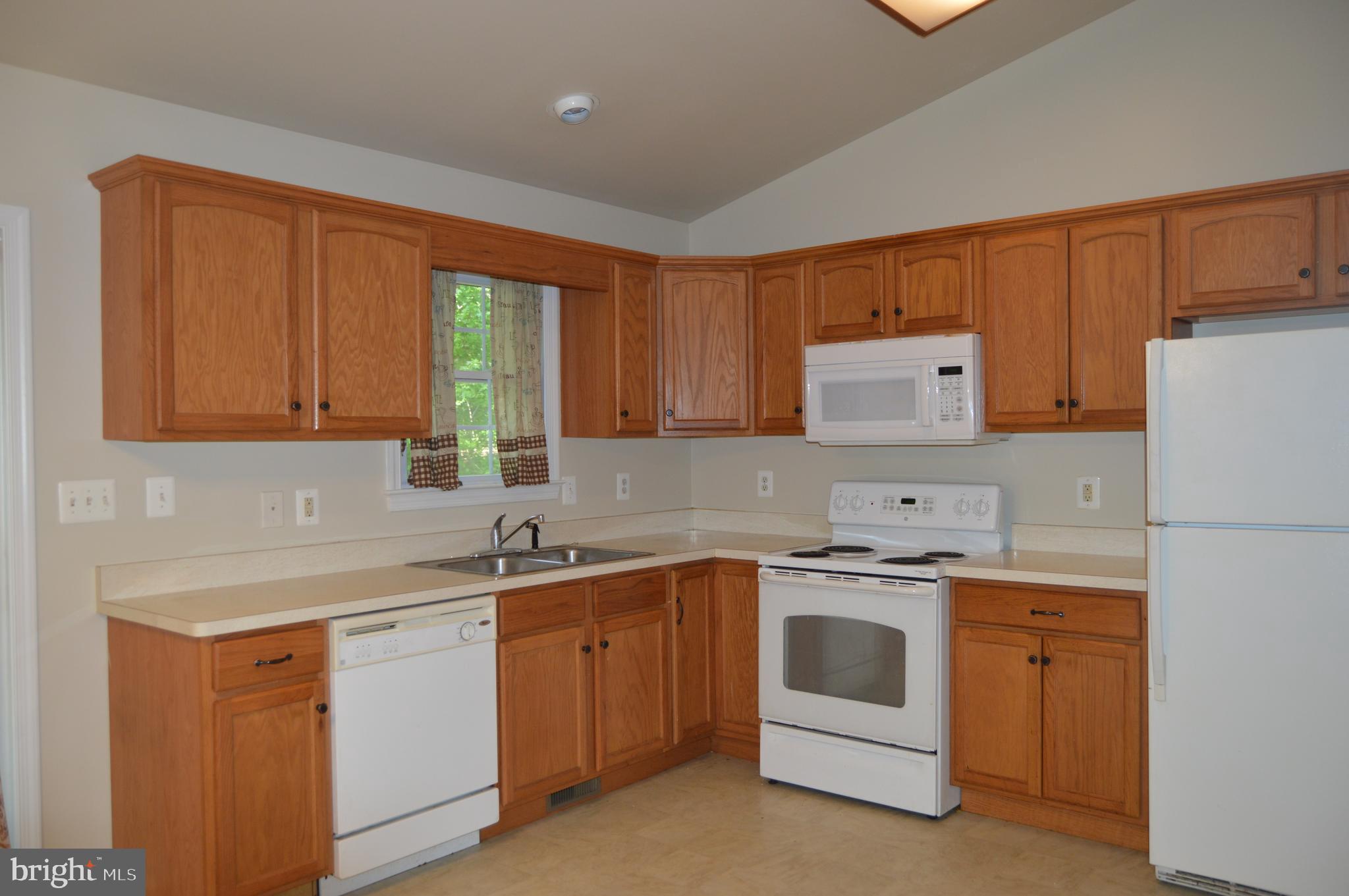 12137 Shortleaf Road Ruther Glen, VA 22546 - Photo 7 of 22 Large eat in kitchen