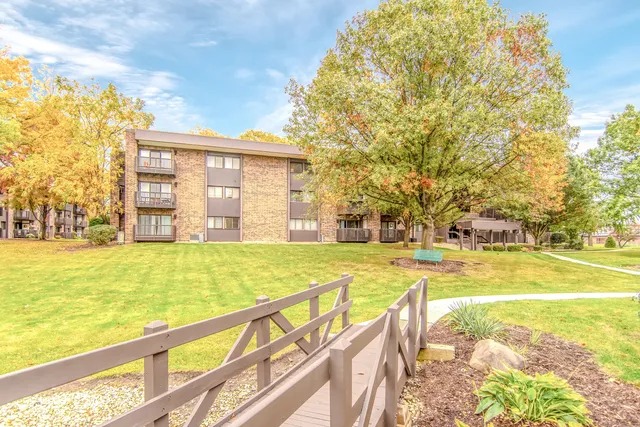 $200,000 | 1504 Woodbridge Road, Unit 2E, Joliet, IL 60436
