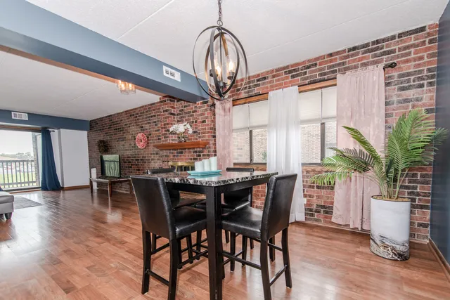 $200,000 | 1504 Woodbridge Road, Unit 2E, Joliet, IL 60436