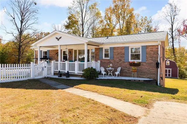 $359,999 | 1 North Forrest Drive, Thomasville, NC 27360