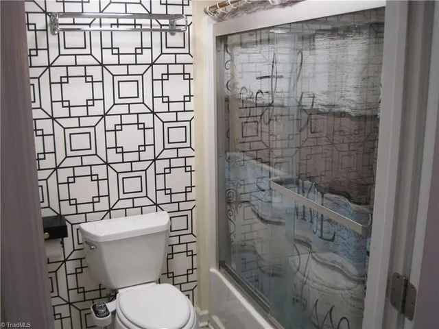 $359,999 | 1 North Forrest Drive, Thomasville, NC 27360