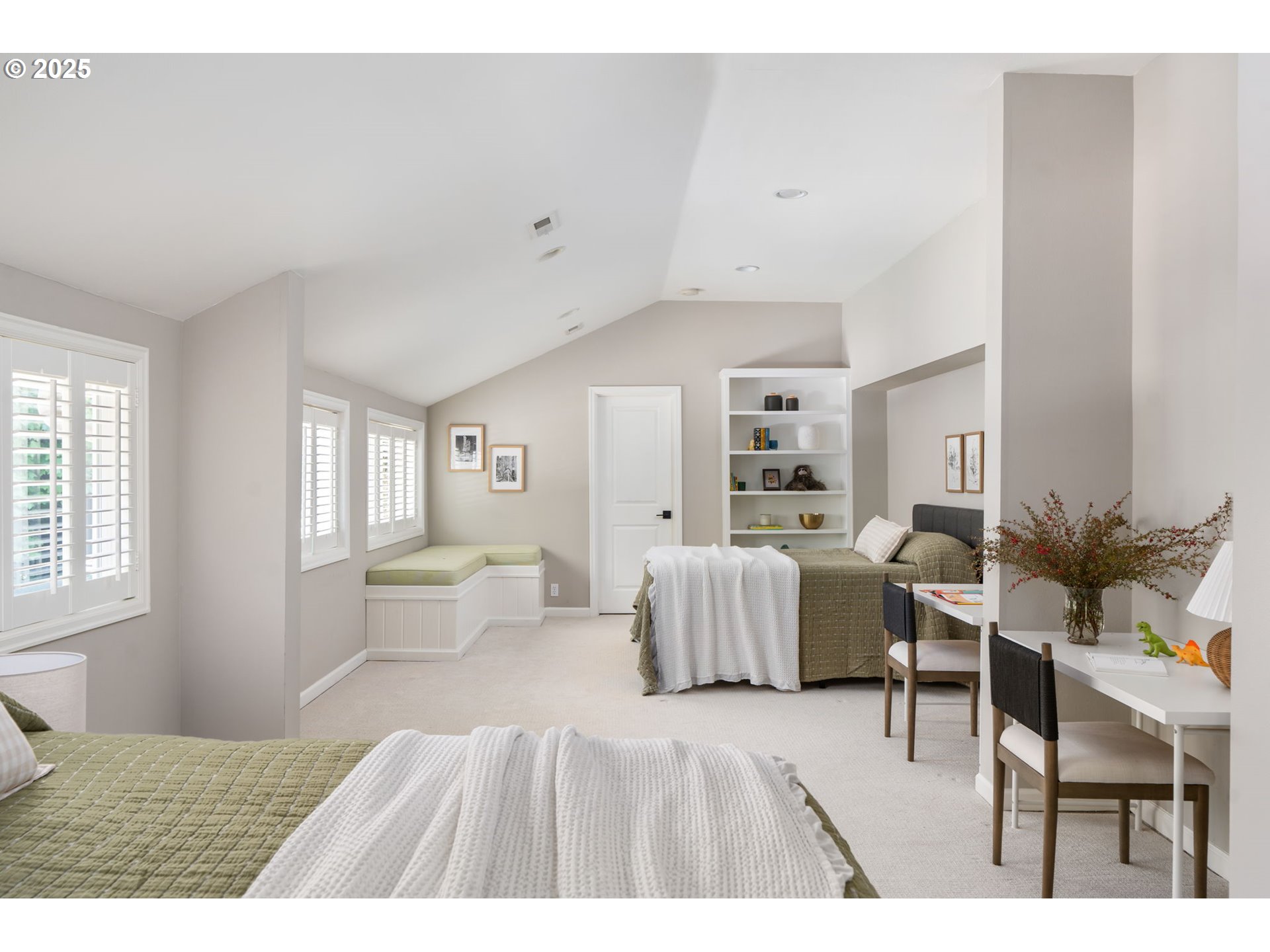 13740 Fielding Road Lake Oswego, OR 97034 - Photo 27 of 41 a living room with furniture