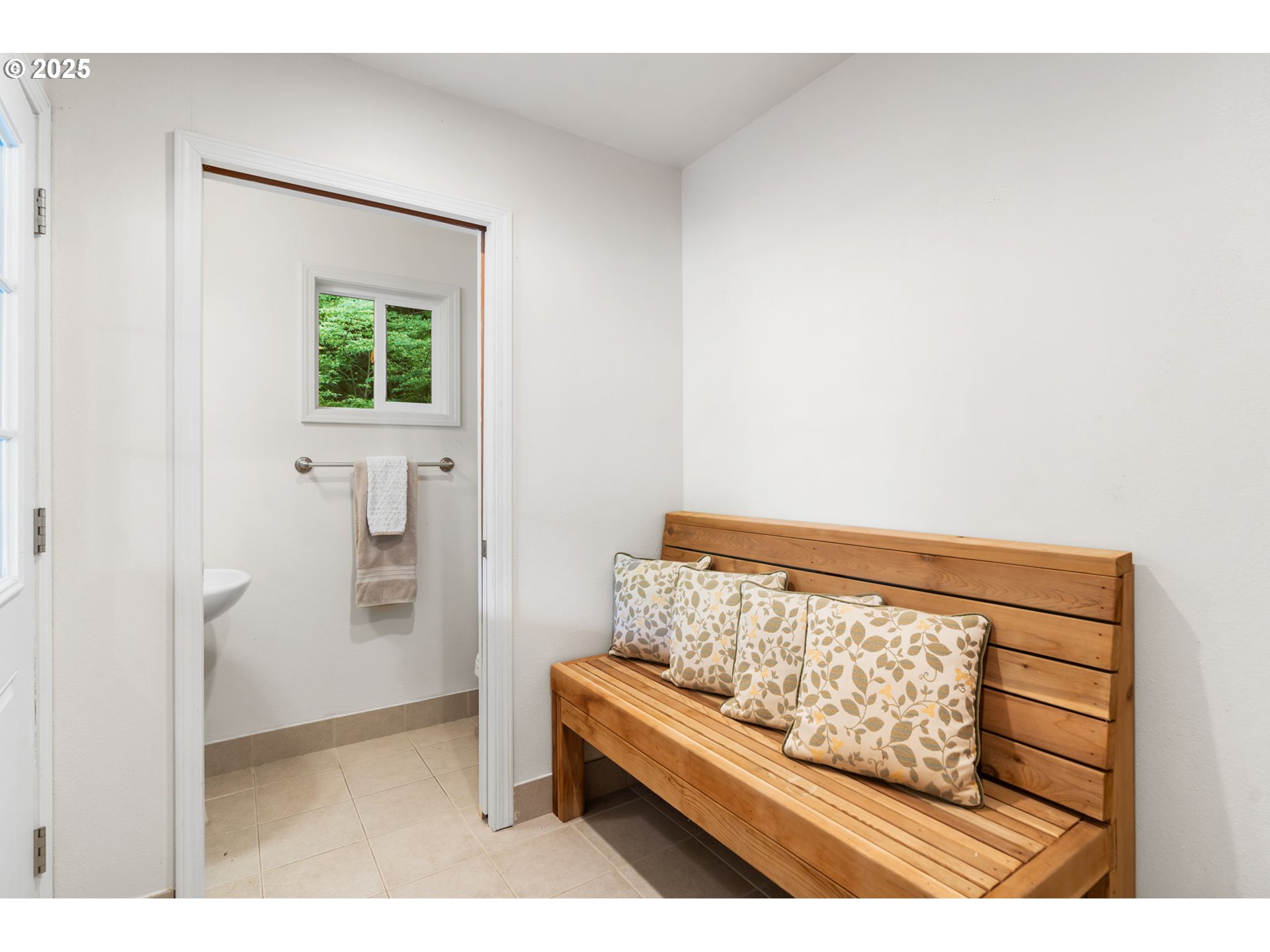 13740 Fielding Road Lake Oswego, OR 97034 - Photo 41 of 41 a view of livingroom with furniture