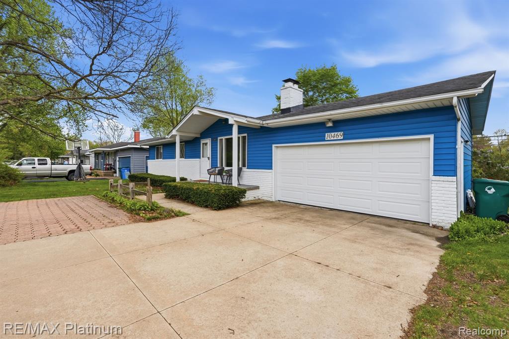 10469 Cooley Lake Road Commerce Township, MI 48382 - Photo 2 of 27