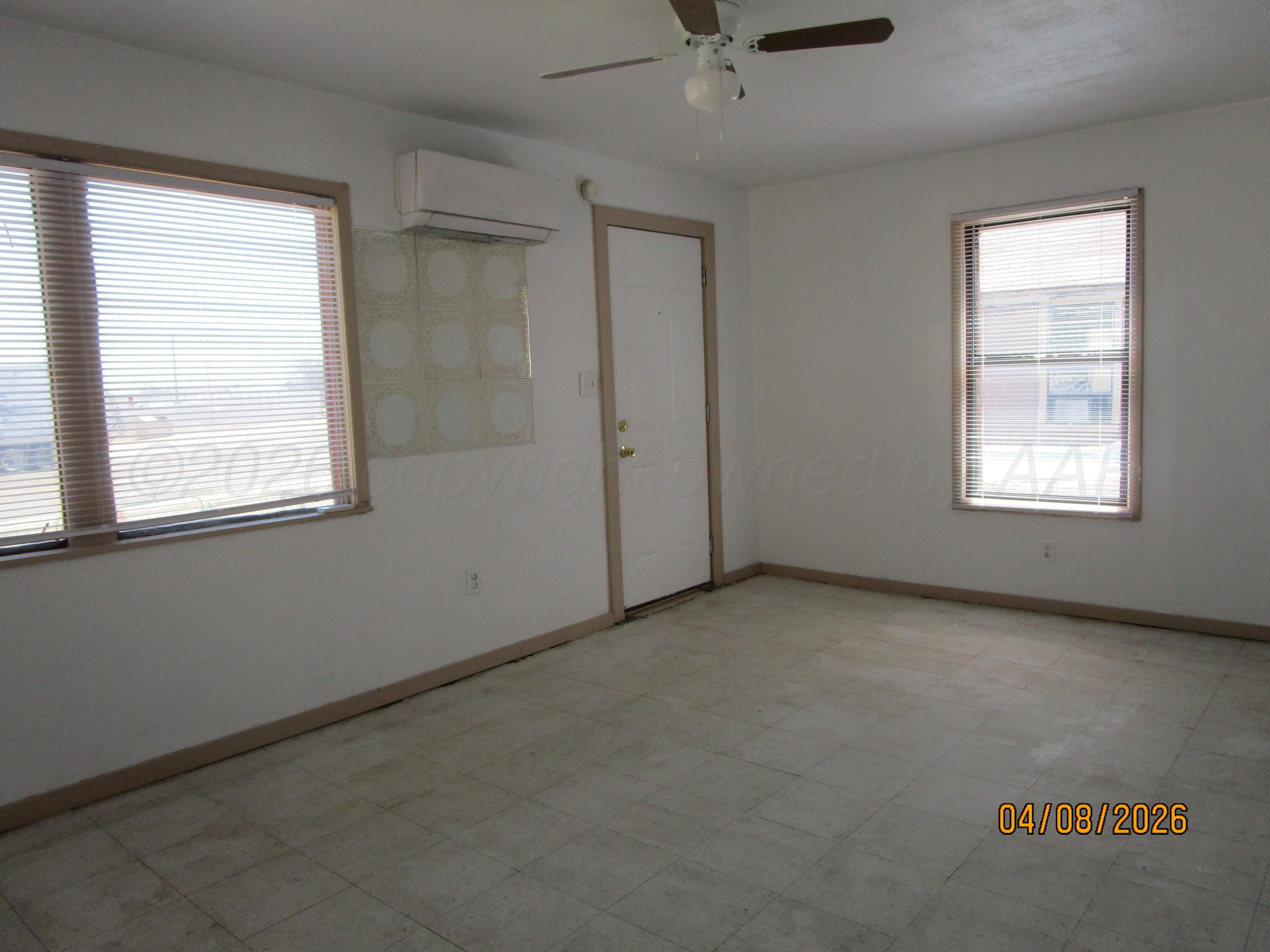 705 North Florida Street Borger, TX 79007 - Photo 2 of 7 Living Room