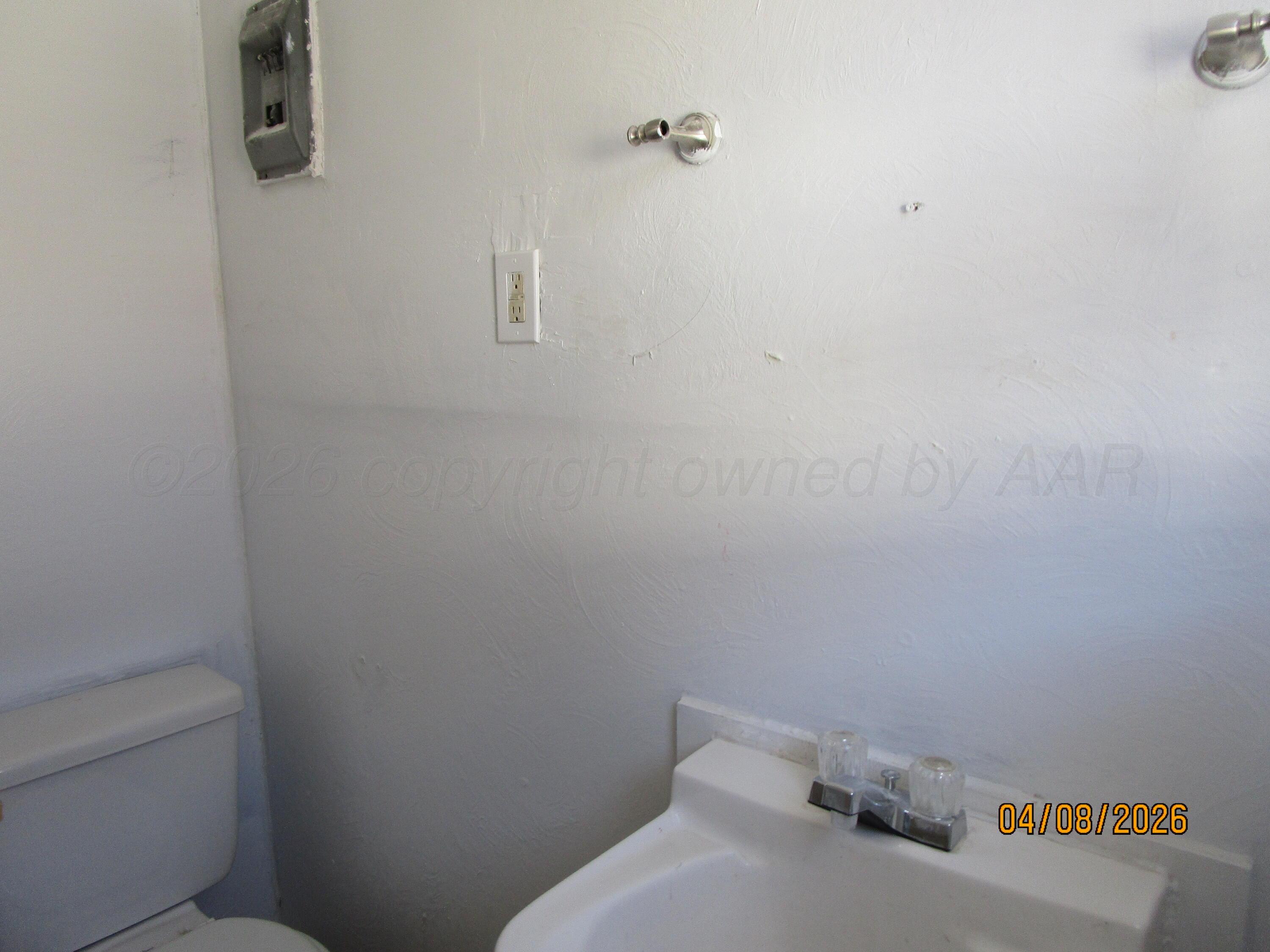 705 North Florida Street Borger, TX 79007 - Photo 6 of 7 Bathroom