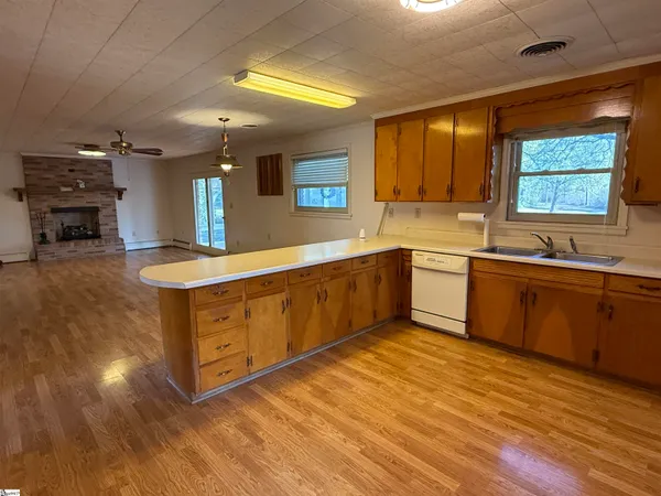 $214,900 | 600 North Adair Street, Clinton, SC 29325
