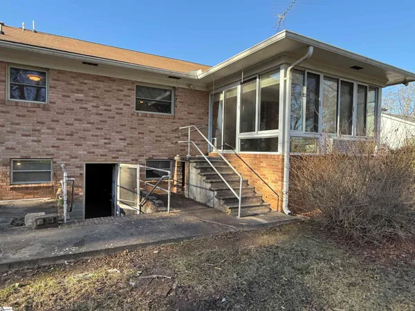 $214,900 | 600 North Adair Street, Clinton, SC 29325