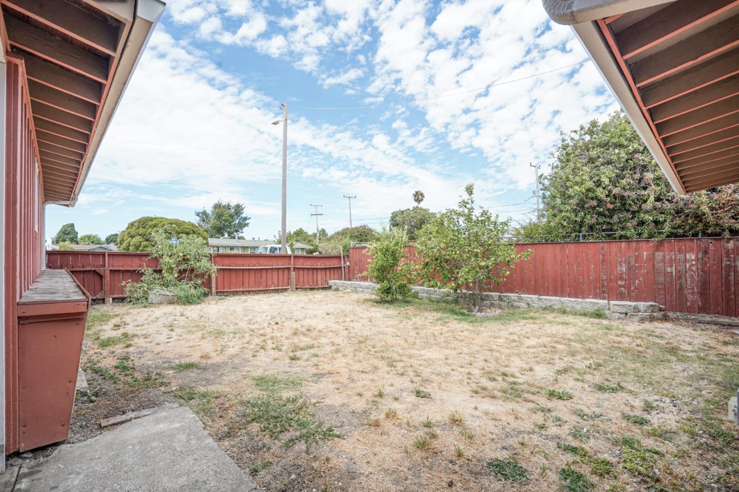 125 Rinaldo Drive Vallejo, CA 94589 - Photo 20 of 36 a backyard of a house with lots of green space