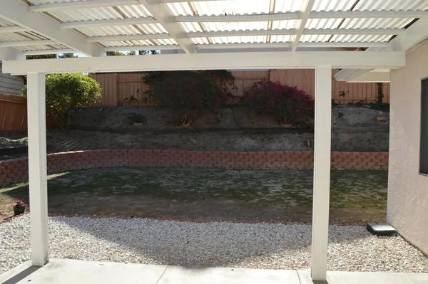 a view of a backyard