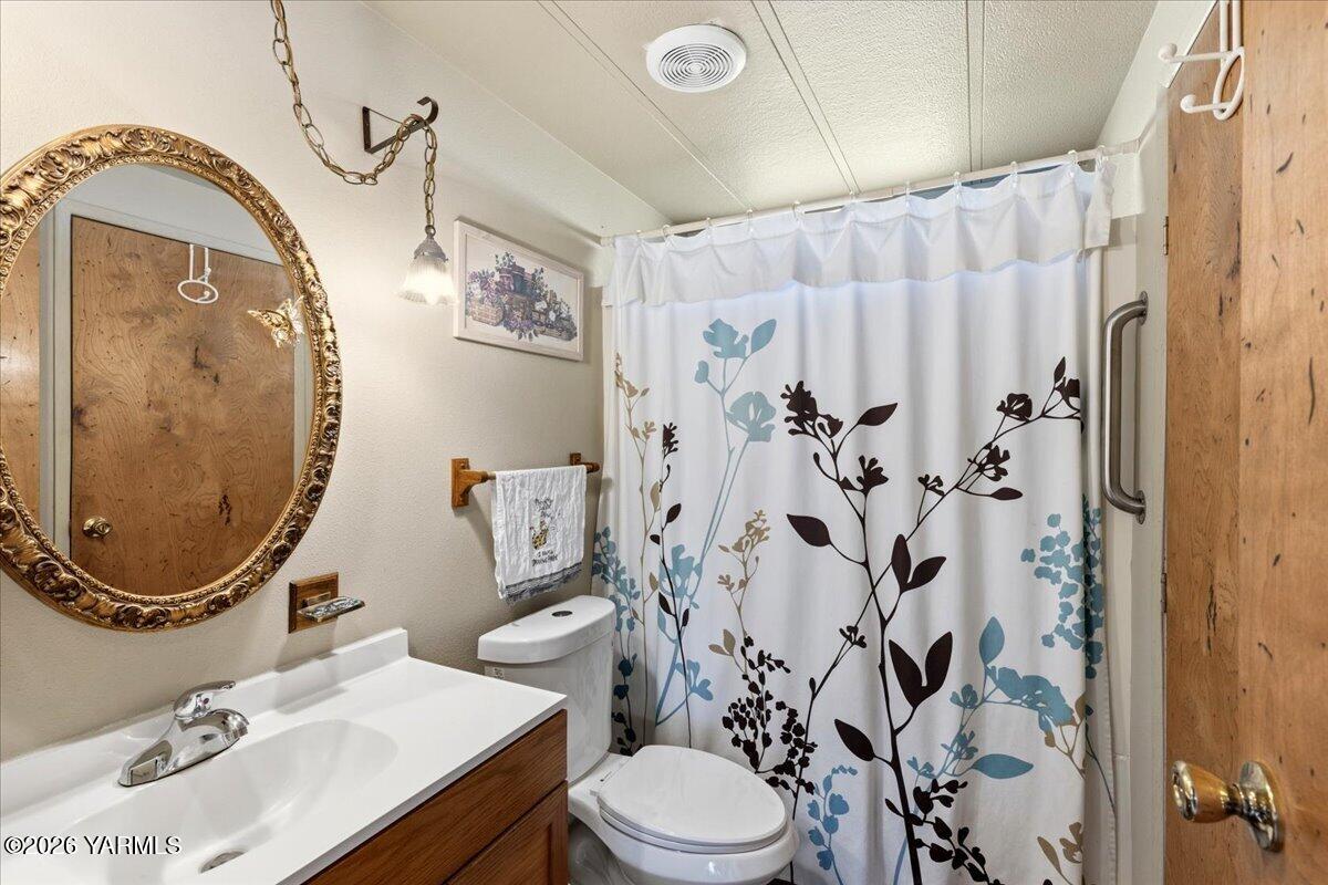 12401 Meadowbrook Road Yakima, WA 98903 - Photo 15 of 20 15 Main Bathroom