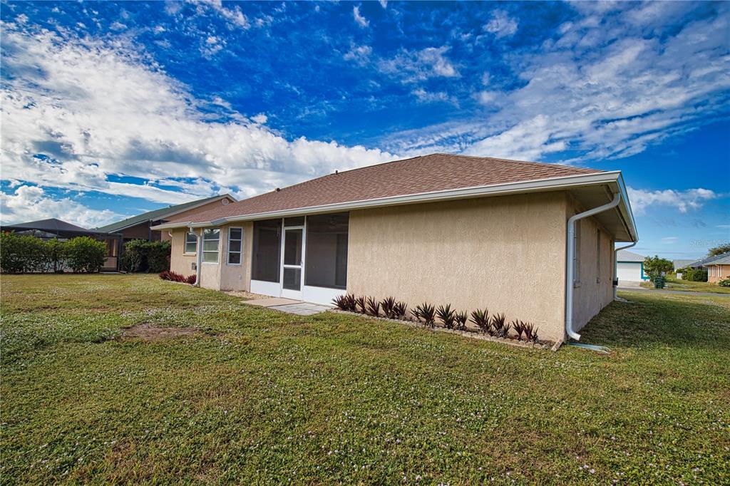 5847 Buchanan Road Venice, FL 34293 - Photo 44 of 47 a backyard of a house with lots of green space