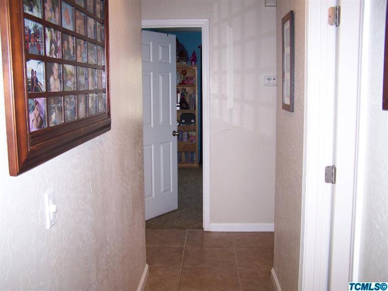 35604 Ennis Road Squaw Valley, CA 93675 - Photo 18 of 33 Hallway to the quest bathroom and bedroo