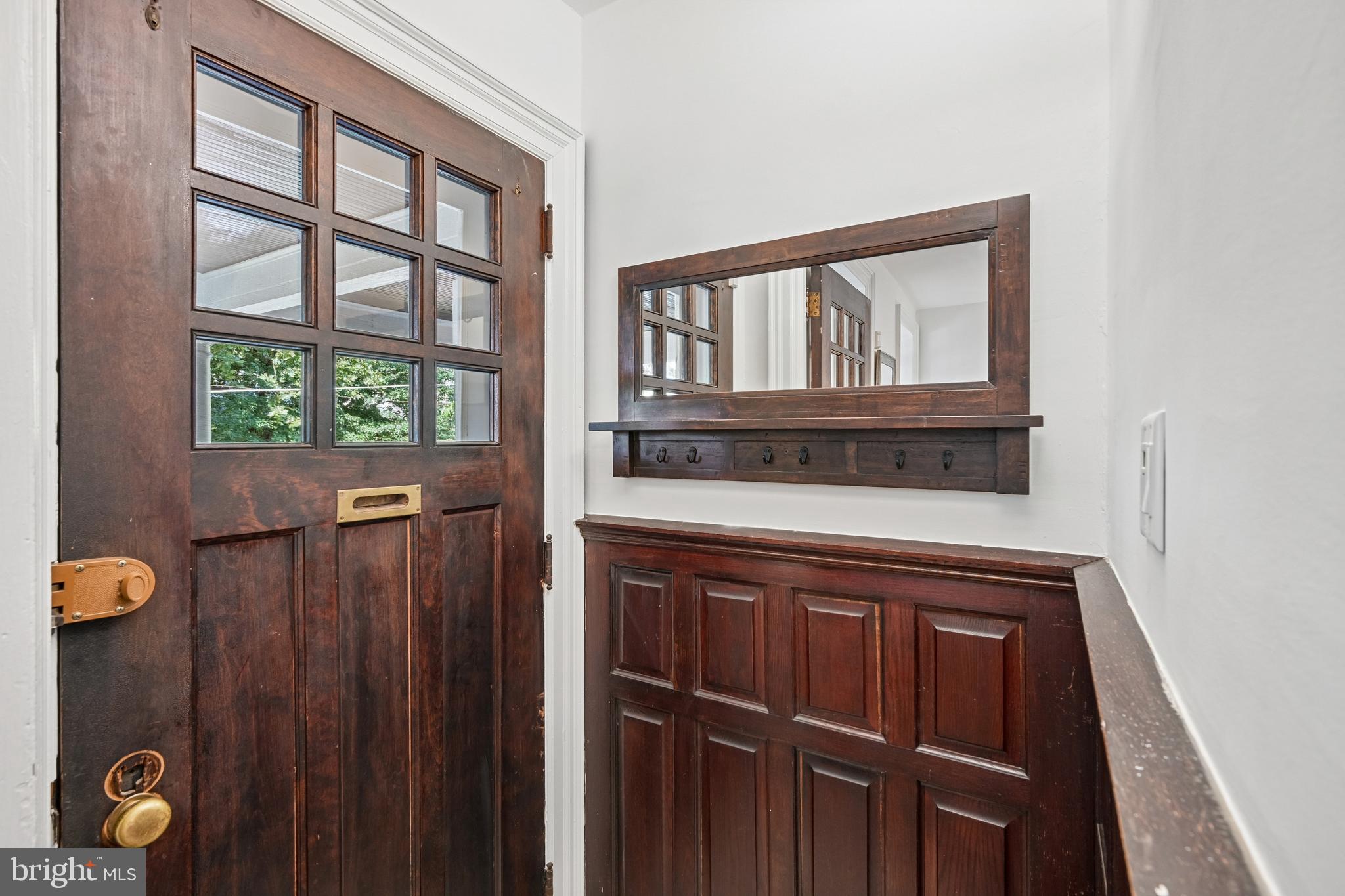 7119 Cresheim Road Philadelphia, PA 19119 - Photo 3 of 29 Vestibule