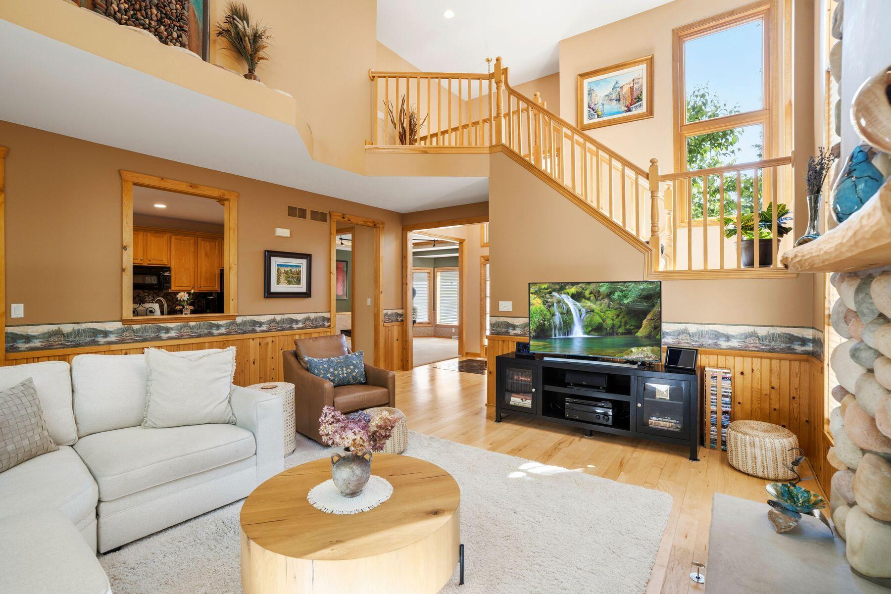 W305N2373 Maple Avenue Delafield, WI 53072 - Photo 7 of 57 Living Room