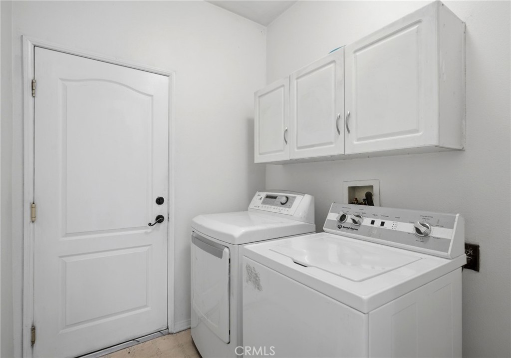 1853 Rue Chablis San Jacinto, CA 92583 - Photo 20 of 27 a utility room with dryer and washer