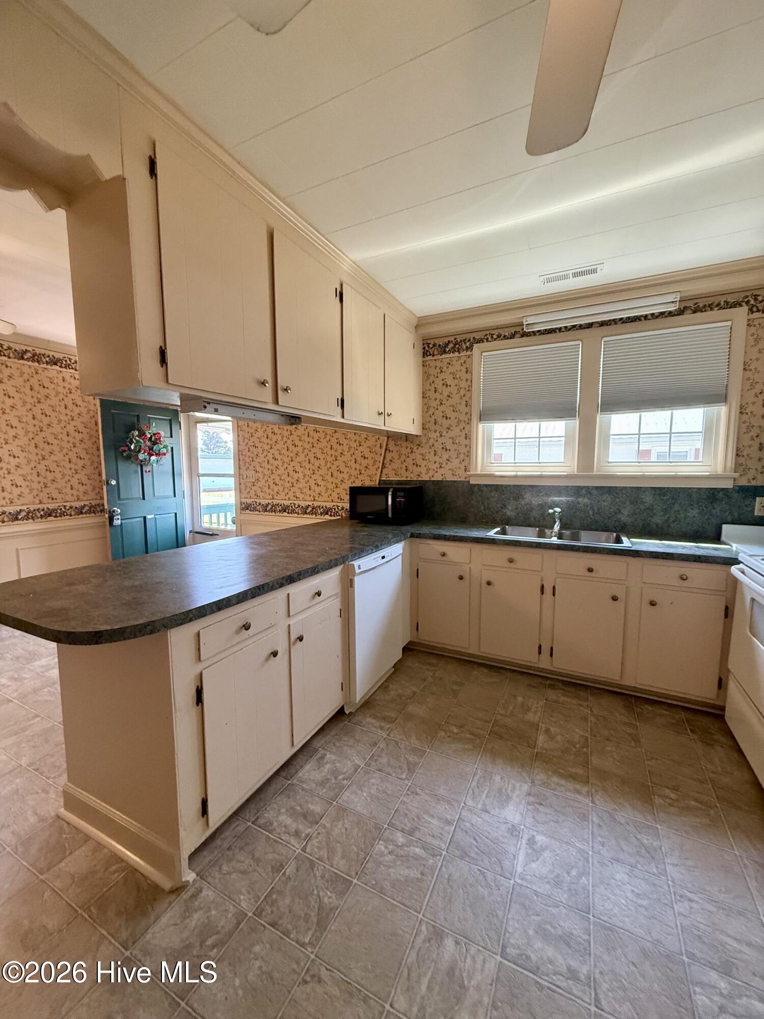 3773 Bear Grass Road Williamston, NC 27892 - Photo 24 of 55 Kitchen