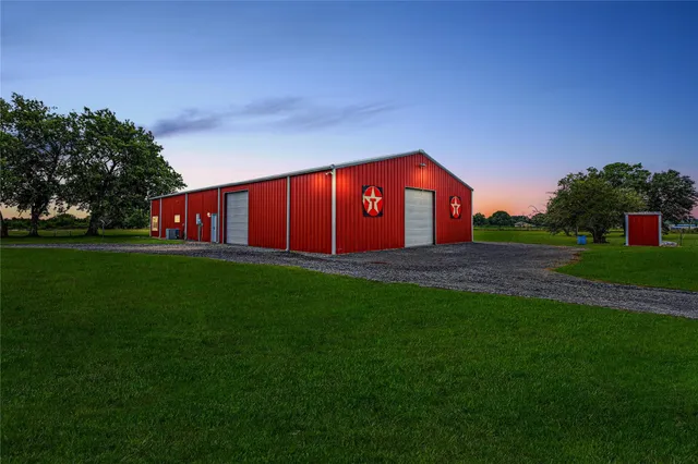 a view of yard with green space