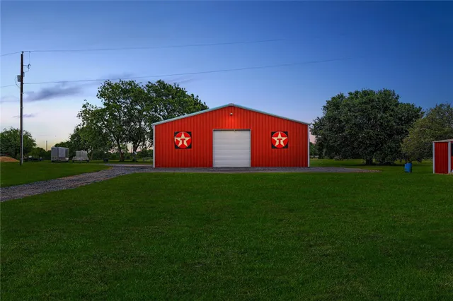 a view of a back yard