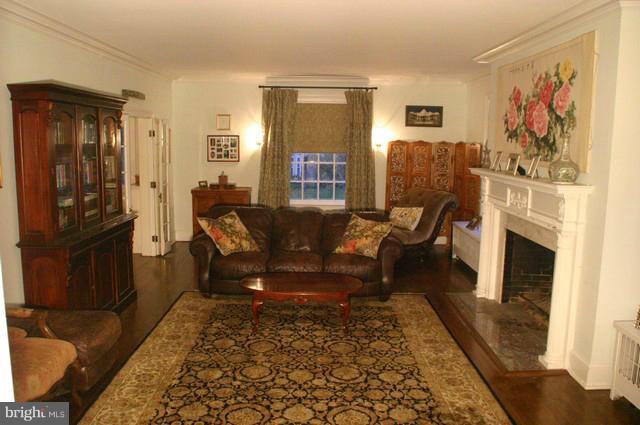 211 East Highfield Road Baltimore, MD 21218 - Photo 3 of 25 Living Room