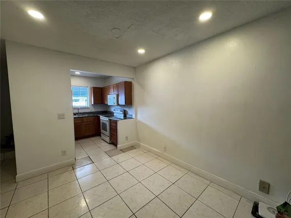 $2,500 | 2452 Taylor Street, Unit 204, Hollywood, FL 33020