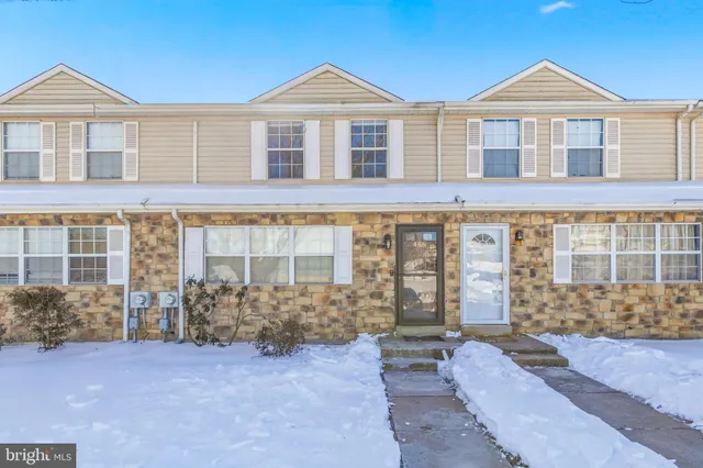 $325,000 | 486 Devon Court, Unit 445, Downingtown, PA 19335