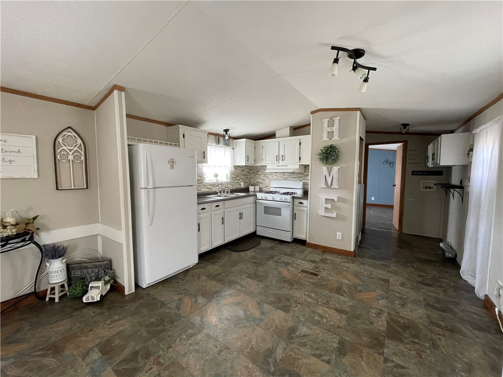 108 Vienna Road Arcadia, NY 14513 - Photo 3 of 18 Kitchen