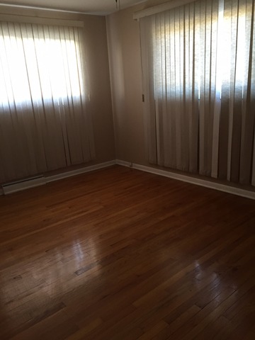540 Glendale Road Glenview, IL 60025 - Photo 12 of 18 an empty room with wooden floor and windows