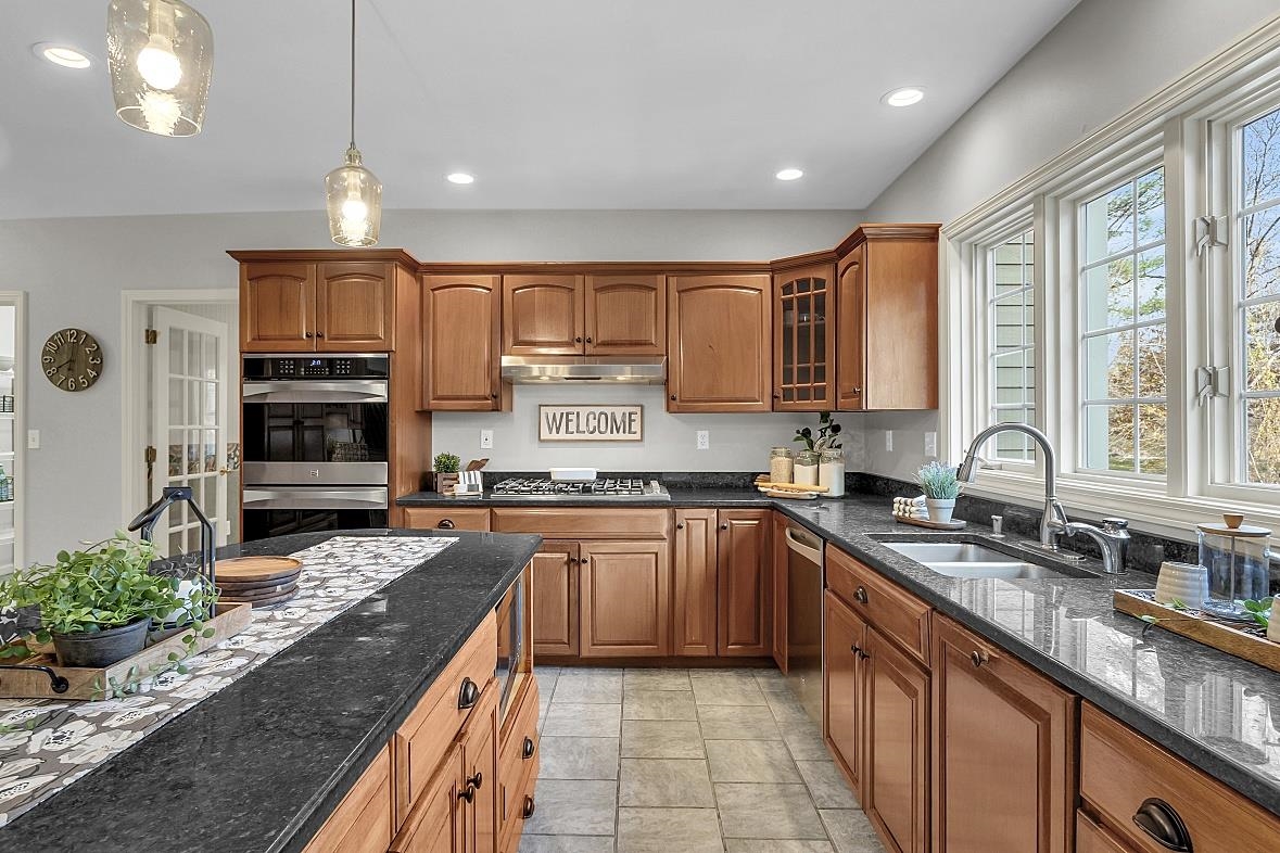 41 Hawthorne Road Windham, NH 03087 - Photo 8 of 40
