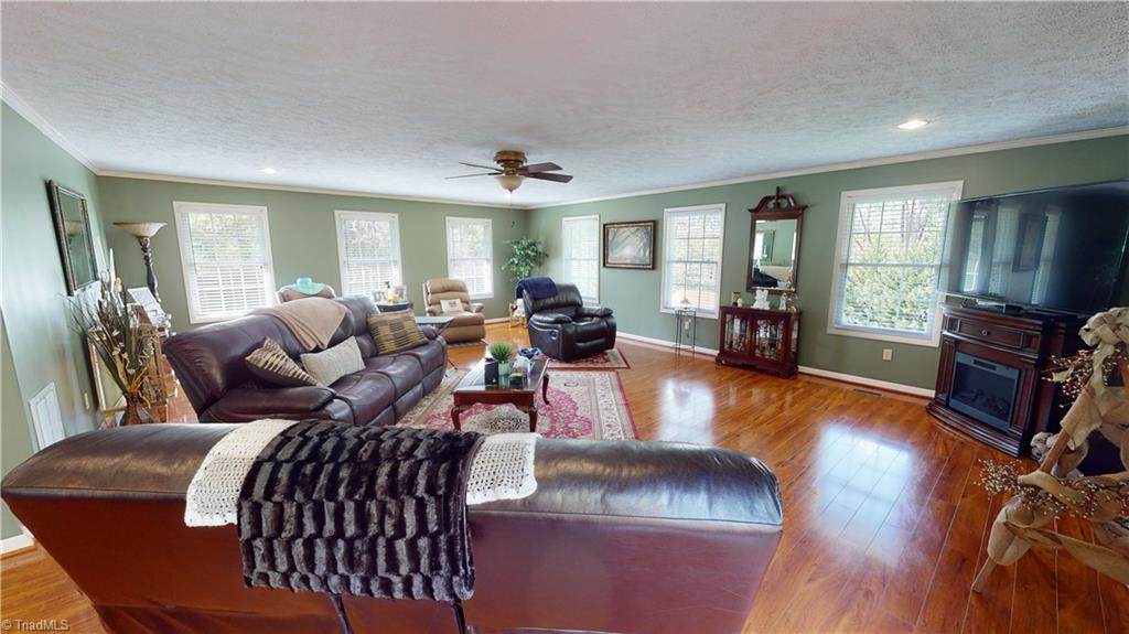 124 Avondale Road Mount Airy, NC 27030 - Photo 9 of 36 Gallery Image 9