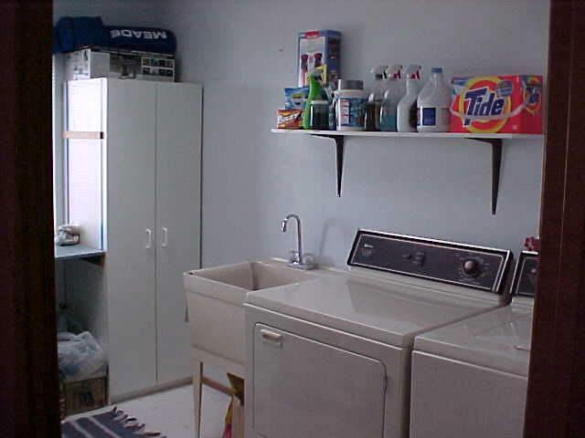 100 Coombs Road Moxee, WA 98936 - Photo 7 of 9 a utility room with dryer and washer