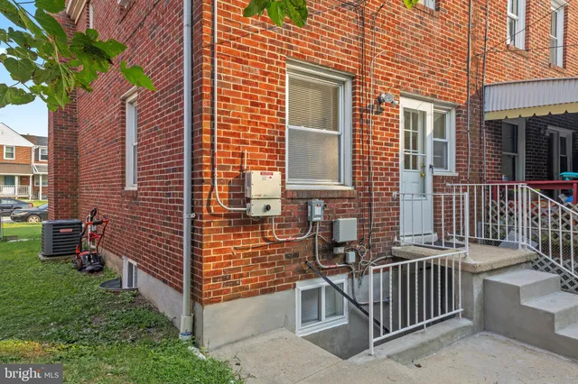 a view of a house with backyard and porch
