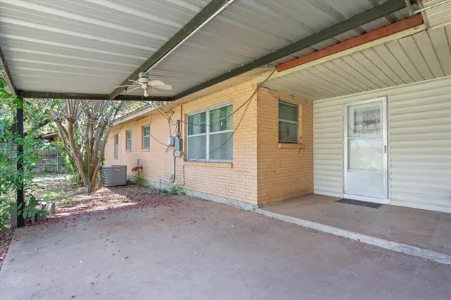 a view of a house with porch and garden