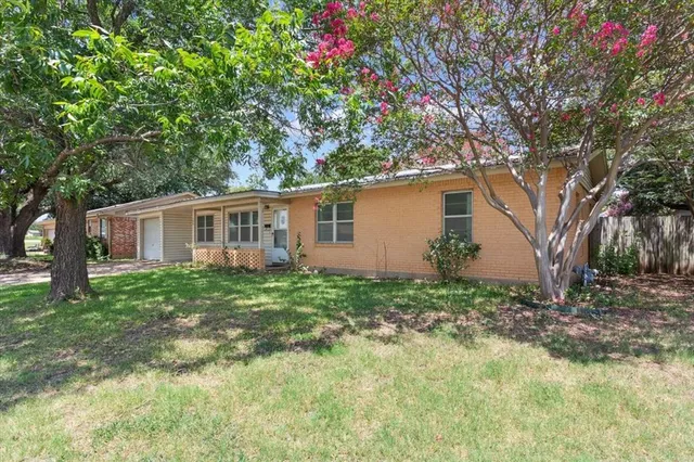 a view of a house with backyard