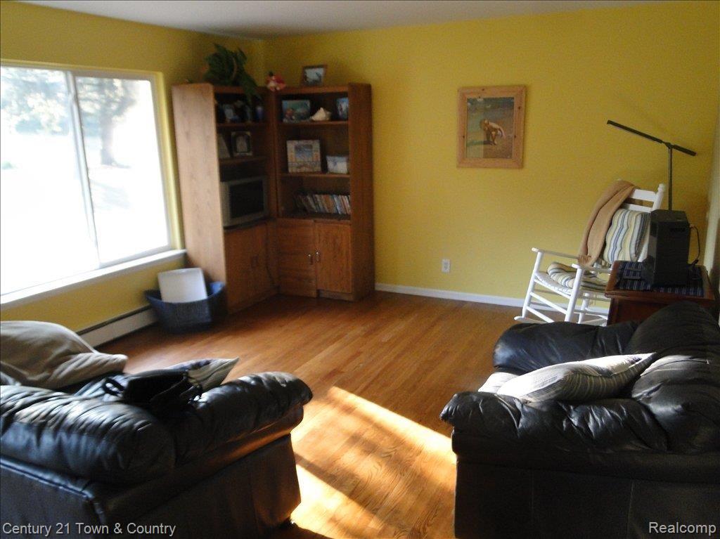 4876 Rattek Road Clarkston, MI 48346 - Photo 5 of 25 Living Room / Oak Floors